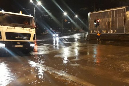 На улицах Одессы дежурят сотни коммунальщиков и очищают ливневые стоки в местах возможных подтоплений (фото)
