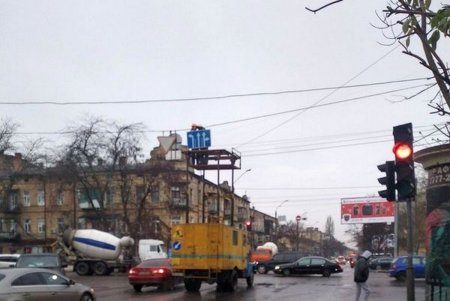 Коммунальщики установили дорожные знаки на определенных локациях