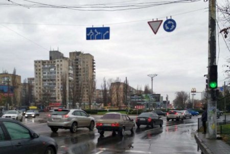 Коммунальщики установили дорожные знаки на определенных локациях