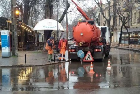 Затяжной дождь в Одессе: коммунальщики работают в усиленном режиме (фото)