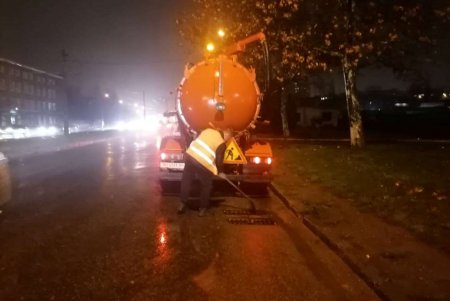 Затяжной дождь в Одессе: коммунальщики работают в усиленном режиме (фото)