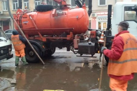 Затяжной дождь в Одессе: коммунальщики работают в усиленном режиме (фото)