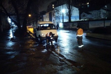 Затяжной дождь в Одессе: коммунальщики работают в усиленном режиме (фото)