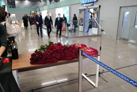 «Катар выбрал для авиасообщения из всех украинских городов Одессу, что стало возможным благодаря реконструкции аэропорта», - мэр Геннадий Труханов на торжественной встрече первого рейса (фото)