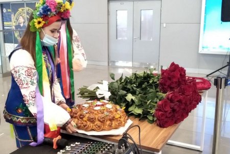 «Катар выбрал для авиасообщения из всех украинских городов Одессу, что стало возможным благодаря реконструкции аэропорта», - мэр Геннадий Труханов на торжественной встрече первого рейса (фото)