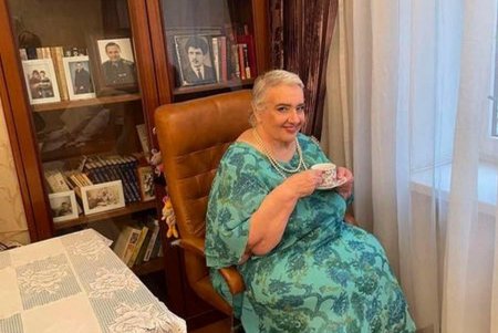 Сотрудники центра медпомощи на Таирова делают паллиативным пациентам перед праздниками на дому макияж (фото)