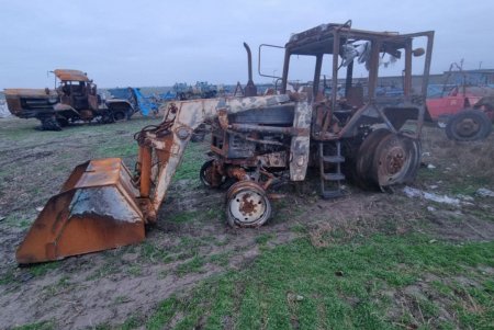 На ферме в Измаильском районе неизвестные подожгли четыре трактора (фото)