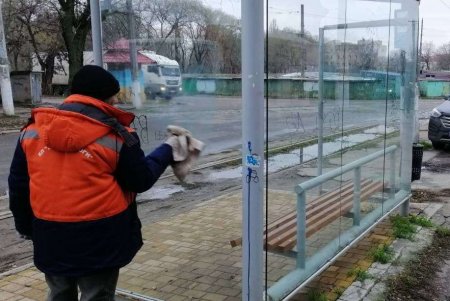 Вандалы разрисовали уродливыми надписями остановочные комплексы вдоль всей улицы Адмирала Лазарева (фото)
