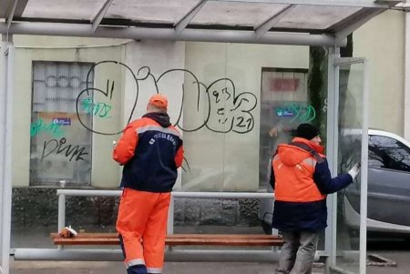Вандалы разрисовали уродливыми надписями остановочные комплексы вдоль всей улицы Адмирала Лазарева (фото)