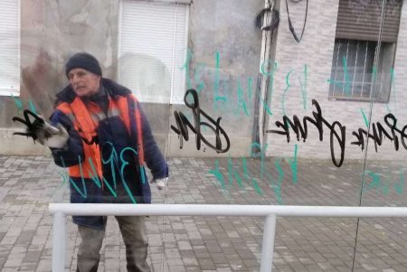 Вандалы разрисовали уродливыми надписями остановочные комплексы вдоль всей улицы Адмирала Лазарева (фото)