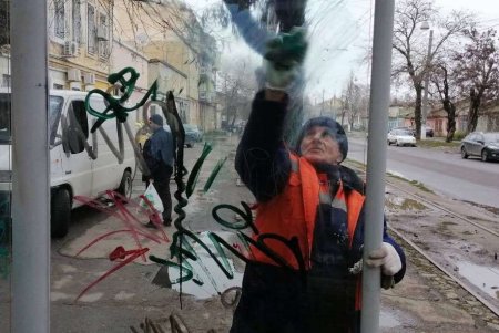 Вандалы разрисовали уродливыми надписями остановочные комплексы вдоль всей улицы Адмирала Лазарева (фото)