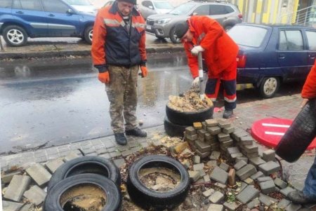 На Прохоровской, Михайловской и Косвенной коммунальщики демонтировали юнипаркеры (фото)