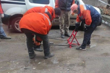 На Прохоровской, Михайловской и Косвенной коммунальщики демонтировали юнипаркеры (фото)