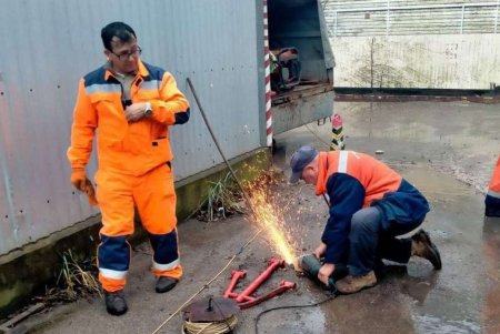 На Прохоровской, Михайловской и Косвенной коммунальщики демонтировали юнипаркеры (фото)