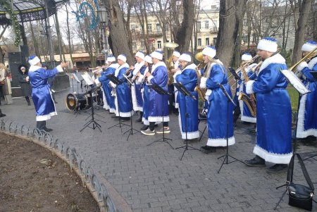 В Горсаду проходит Х Благотворительная дипломатическая рождественская ярмарка: на выручку закупят медоборудование для детской больницы № 3 (фото)