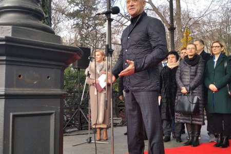 В Горсаду проходит Х Благотворительная дипломатическая рождественская ярмарка: на выручку закупят медоборудование для детской больницы № 3 (фото)