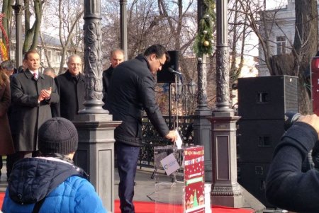 В Горсаду проходит Х Благотворительная дипломатическая рождественская ярмарка: на выручку закупят медоборудование для детской больницы № 3 (фото)