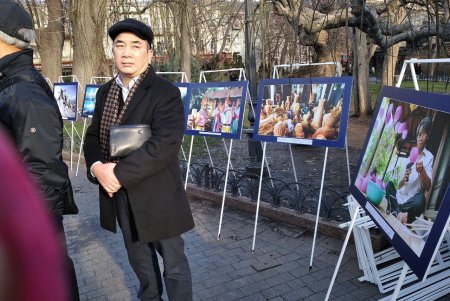 В Горсаду проходит Х Благотворительная дипломатическая рождественская ярмарка: на выручку закупят медоборудование для детской больницы № 3 (фото)