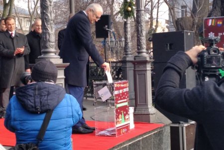 В Горсаду проходит Х Благотворительная дипломатическая рождественская ярмарка: на выручку закупят медоборудование для детской больницы № 3 (фото)
