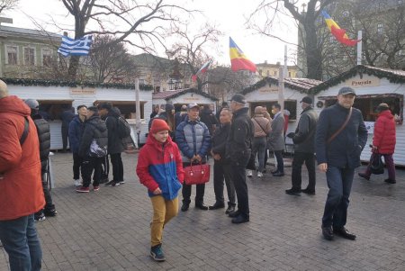 В Горсаду проходит Х Благотворительная дипломатическая рождественская ярмарка: на выручку закупят медоборудование для детской больницы № 3 (фото)