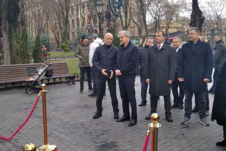 В Горсаду проходит Х Благотворительная дипломатическая рождественская ярмарка: на выручку закупят медоборудование для детской больницы № 3 (фото)