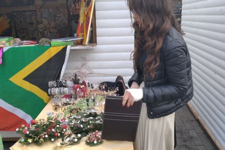 В Горсаду проходит Х Благотворительная дипломатическая рождественская ярмарка: на выручку закупят медоборудование для детской больницы № 3 (фото)