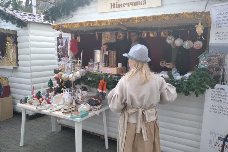 В Горсаду проходит Х Благотворительная дипломатическая рождественская ярмарка: на выручку закупят медоборудование для детской больницы № 3 (фото)