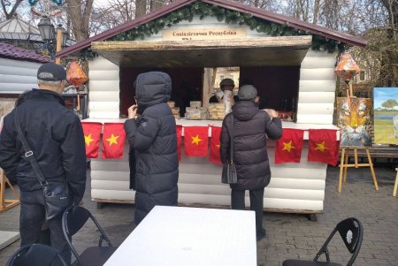 В Горсаду проходит Х Благотворительная дипломатическая рождественская ярмарка: на выручку закупят медоборудование для детской больницы № 3 (фото)