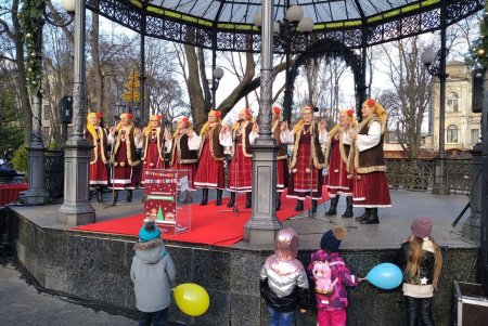 В Горсаду проходит Х Благотворительная дипломатическая рождественская ярмарка: на выручку закупят медоборудование для детской больницы № 3 (фото)