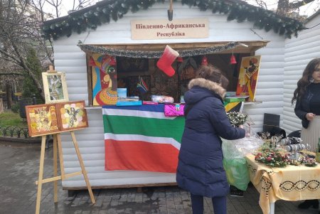 В Горсаду проходит Х Благотворительная дипломатическая рождественская ярмарка: на выручку закупят медоборудование для детской больницы № 3 (фото)
