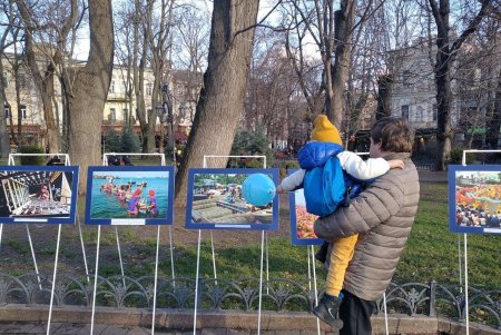 В Горсаду проходит Х Благотворительная дипломатическая рождественская ярмарка: на выручку закупят медоборудование для детской больницы № 3 (фото)