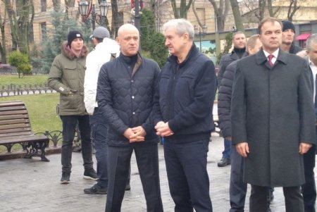 В Горсаду проходит Х Благотворительная дипломатическая рождественская ярмарка: на выручку закупят медоборудование для детской больницы № 3 (фото)