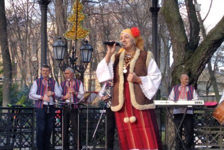 В Горсаду проходит Х Благотворительная дипломатическая рождественская ярмарка: на выручку закупят медоборудование для детской больницы № 3 (фото)