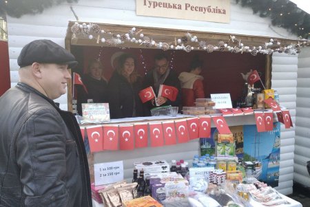 В Горсаду проходит Х Благотворительная дипломатическая рождественская ярмарка: на выручку закупят медоборудование для детской больницы № 3 (фото)