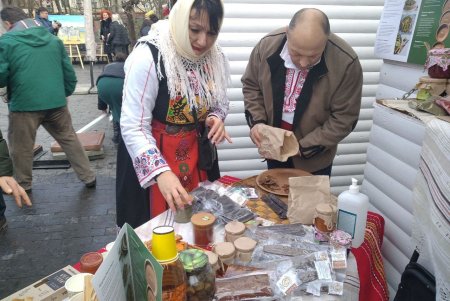 В Горсаду проходит Х Благотворительная дипломатическая рождественская ярмарка: на выручку закупят медоборудование для детской больницы № 3 (фото)