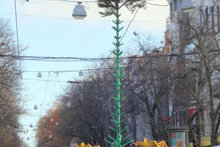 Новогоднюю елку устанавливают на Дерибасовской (фоторепортаж)