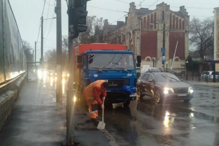 В Киевском и Приморском районах коммунальщики очищают дождеприемники (фото)
