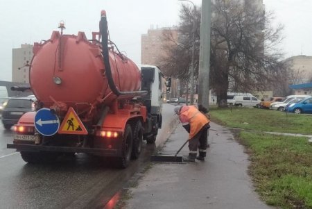 В Киевском и Приморском районах коммунальщики очищают дождеприемники (фото)