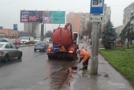В Киевском и Приморском районах коммунальщики очищают дождеприемники (фото)