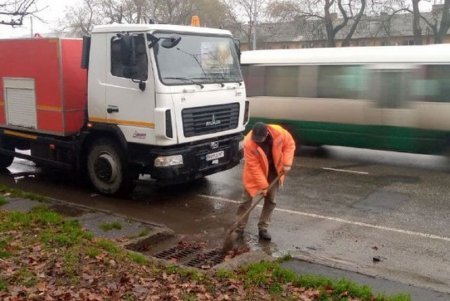 В Киевском и Приморском районах коммунальщики очищают дождеприемники (фото)