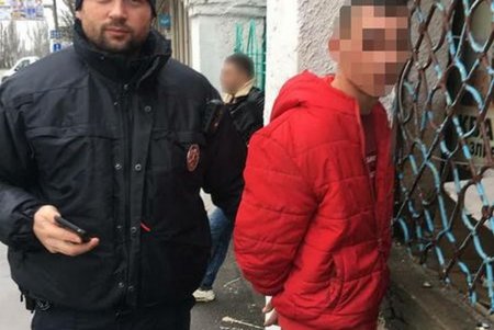 Двое грабителей ударили по голове женщину и отняли у нее мобильный телефон