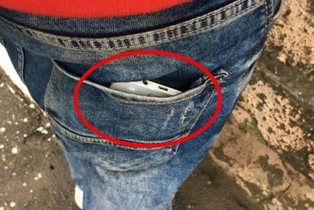 Двое грабителей ударили по голове женщину и отняли у нее мобильный телефон