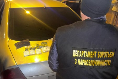 В Приморском районе в ходе обыска авто наркодилера изъяли партию амфетамина и «соли» (фото)