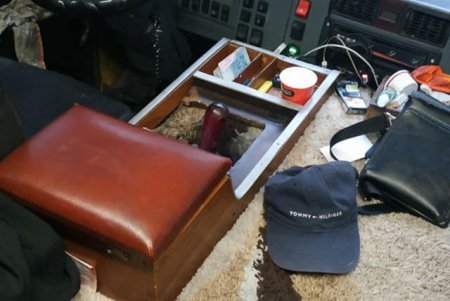 На Генуэзской маршрутчик блокировал в салоне автобуса преступника и передал его патрульным