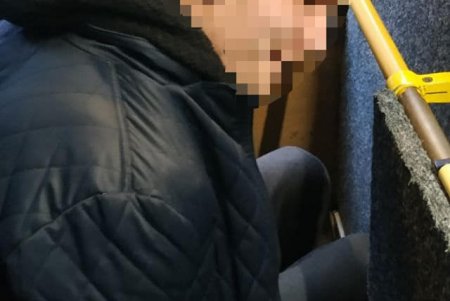 На Генуэзской маршрутчик блокировал в салоне автобуса преступника и передал его патрульным