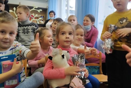 Учащиеся Мариинской гимназии Одессы вручили воспитанникам реабилитационного центра подарки ко Дню Святого Николая (фото)