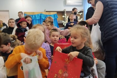 Учащиеся Мариинской гимназии Одессы вручили воспитанникам реабилитационного центра подарки ко Дню Святого Николая (фото)