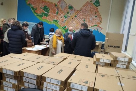 Более двух тысяч ноутбуков одесским педагогам вручают в рамках национальной программы (фото)