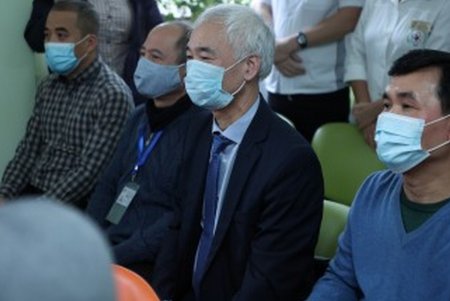 Мэр вручил юным пациентам детской больницы №3 подарки в честь Дня Святого Николая (фото)