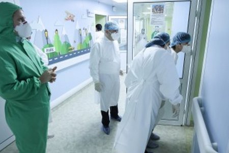 Мэр вручил юным пациентам детской больницы №3 подарки в честь Дня Святого Николая (фото)
